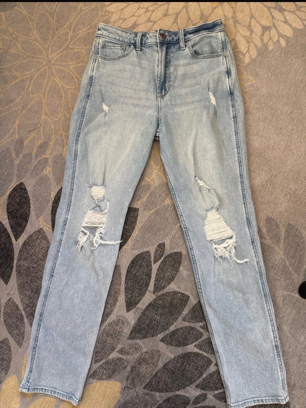 Hollister Ultra High-Rise Mom Jeans | Distressed Light Wash | Size 6R (W28)